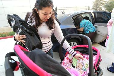 Una bebé hispana que nació 16 semanas antes de lo previsto, considerada una de las bebés más pequeñas del mundo en sobrevivir, fue dada de alta hoy de un hospital de Los Ángeles. Melinda Star Guido nació el 30 de agosto pasado, a las 24 semanas de gestación, pesando sólo 9,5 onzas (269 gramos) (menos que una lata de bebida gaseosa), y hoy al ser dada de alta del Centro Médico LAC+USC pesó 4,5 libras (454 gramos). EFE (EE.UU)