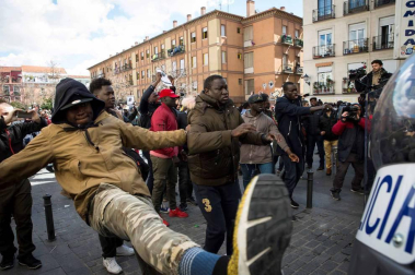 Seis personas de nacionalidad española han sido detenidas, diez policías nacionales han resultado heridos y numerosos destrozos en las calles se han producido durante la protesta por la muerte de Mmame M., el senegalés mantero que murió de un paro cardíaco en el barrio de Lavapiés