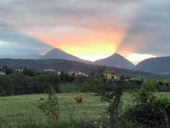 Envíanos la imagen por Whatsapp al número 687 04 00 98, indicando el lugar en el que están realizadas y el autor de las fotografías.