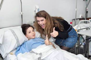 La cantante navarra Amaia Romero ha aprovechado su estancia en Pamplona para visitar a los niños que se encuentran ingresados en el Complejo Hospitalario de Navarra.
