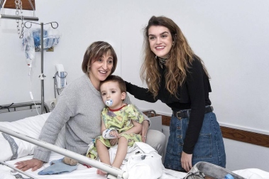 La cantante navarra Amaia Romero ha aprovechado su estancia en Pamplona para visitar a los niños que se encuentran ingresados en el Complejo Hospitalario de Navarra.