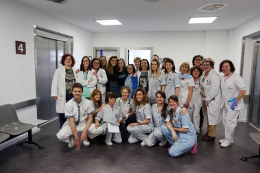 La cantante navarra Amaia Romero ha aprovechado su estancia en Pamplona para visitar a los niños que se encuentran ingresados en el Complejo Hospitalario de Navarra.