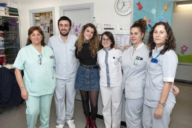 La cantante navarra Amaia Romero ha aprovechado su estancia en Pamplona para visitar a los niños que se encuentran ingresados en el Complejo Hospitalario de Navarra.
