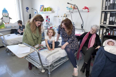 La cantante navarra Amaia Romero ha aprovechado su estancia en Pamplona para visitar a los niños que se encuentran ingresados en el Complejo Hospitalario de Navarra.