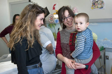 La cantante navarra Amaia Romero ha aprovechado su estancia en Pamplona para visitar a los niños que se encuentran ingresados en el Complejo Hospitalario de Navarra.