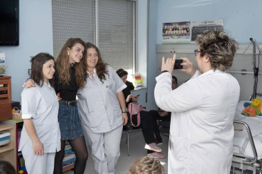 La cantante navarra Amaia Romero ha aprovechado su estancia en Pamplona para visitar a los niños que se encuentran ingresados en el Complejo Hospitalario de Navarra.
