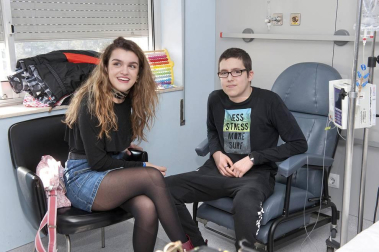 La cantante navarra Amaia Romero ha aprovechado su estancia en Pamplona para visitar a los niños que se encuentran ingresados en el Complejo Hospitalario de Navarra.