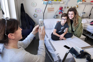 La cantante navarra Amaia Romero ha aprovechado su estancia en Pamplona para visitar a los niños que se encuentran ingresados en el Complejo Hospitalario de Navarra.