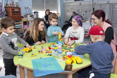 La cantante navarra Amaia Romero ha aprovechado su estancia en Pamplona para visitar a los niños que se encuentran ingresados en el Complejo Hospitalario de Navarra.