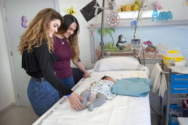 La cantante navarra Amaia Romero ha aprovechado su estancia en Pamplona para visitar a los niños que se encuentran ingresados en el Complejo Hospitalario de Navarra.