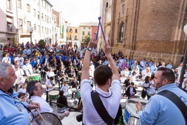 Más de 150 personas han participado este jueves en la 'Rompida de la Hora' de Tudela tocando sus tambores y bombos desde las 12:00 del mediodía en la plaza Vieja de la capital ribera