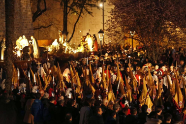 Miles de personas siguieron esta marcha procesional que en sus diez años de historia siempre ha disfrutado de buen tiempo y siempre ha salido a la calle .