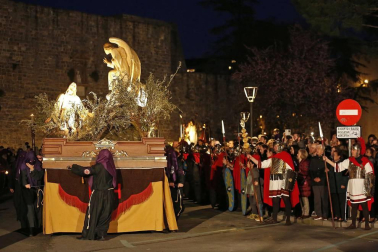Miles de personas siguieron esta marcha procesional que en sus diez años de historia siempre ha disfrutado de buen tiempo y siempre ha salido a la calle .
