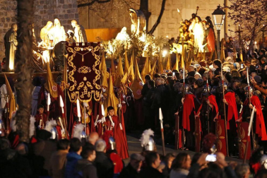 Miles de personas siguieron esta marcha procesional que en sus diez años de historia siempre ha disfrutado de buen tiempo y siempre ha salido a la calle .
