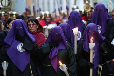 Miles de personas siguieron esta marcha procesional que en sus diez años de historia siempre ha disfrutado de buen tiempo y siempre ha salido a la calle .