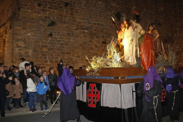 Miles de personas siguieron esta marcha procesional que en sus diez años de historia siempre ha disfrutado de buen tiempo y siempre ha salido a la calle .