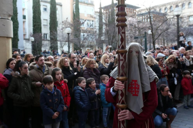 Miles de personas siguieron esta marcha procesional que en sus diez años de historia siempre ha disfrutado de buen tiempo y siempre ha salido a la calle .