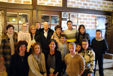 El domingo 25 de marzo el salón del Hotel Ayestarán de Lekunberri acogió la celebración final del XIX Certamen de poesía Ángel Urrutia Iture. En él se hizo entrega del premio a Alfonso Ponce Gómez por su obra “Periscopio”, del que el jurado valoró “la unidad de la obra, el tono positivo de sus temas y sus suaves matices críticos en la defensa de la palabra como materia y medio y en su reivindicación del arte”.