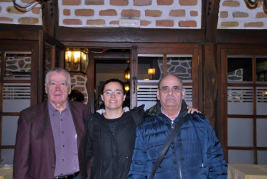 El domingo 25 de marzo el salón del Hotel Ayestarán de Lekunberri acogió la celebración final del XIX Certamen de poesía Ángel Urrutia Iture. En él se hizo entrega del premio a Alfonso Ponce Gómez por su obra “Periscopio”, del que el jurado valoró “la unidad de la obra, el tono positivo de sus temas y sus suaves matices críticos en la defensa de la palabra como materia y medio y en su reivindicación del arte”.