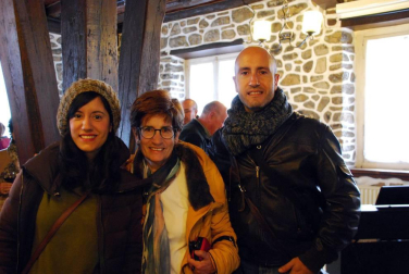 El domingo 25 de marzo el salón del Hotel Ayestarán de Lekunberri acogió la celebración final del XIX Certamen de poesía Ángel Urrutia Iture. En él se hizo entrega del premio a Alfonso Ponce Gómez por su obra “Periscopio”, del que el jurado valoró “la unidad de la obra, el tono positivo de sus temas y sus suaves matices críticos en la defensa de la palabra como materia y medio y en su reivindicación del arte”.