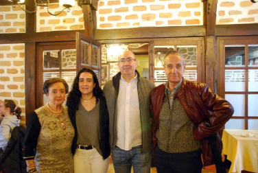 El domingo 25 de marzo el salón del Hotel Ayestarán de Lekunberri acogió la celebración final del XIX Certamen de poesía Ángel Urrutia Iture. En él se hizo entrega del premio a Alfonso Ponce Gómez por su obra “Periscopio”, del que el jurado valoró “la unidad de la obra, el tono positivo de sus temas y sus suaves matices críticos en la defensa de la palabra como materia y medio y en su reivindicación del arte”.