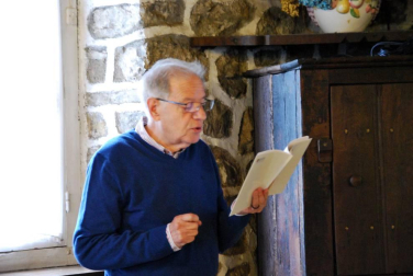 El domingo 25 de marzo el salón del Hotel Ayestarán de Lekunberri acogió la celebración final del XIX Certamen de poesía Ángel Urrutia Iture. En él se hizo entrega del premio a Alfonso Ponce Gómez por su obra “Periscopio”, del que el jurado valoró “la unidad de la obra, el tono positivo de sus temas y sus suaves matices críticos en la defensa de la palabra como materia y medio y en su reivindicación del arte”.