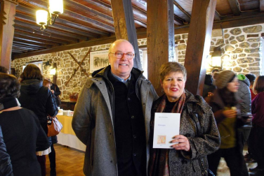 El domingo 25 de marzo el salón del Hotel Ayestarán de Lekunberri acogió la celebración final del XIX Certamen de poesía Ángel Urrutia Iture. En él se hizo entrega del premio a Alfonso Ponce Gómez por su obra “Periscopio”, del que el jurado valoró “la unidad de la obra, el tono positivo de sus temas y sus suaves matices críticos en la defensa de la palabra como materia y medio y en su reivindicación del arte”.