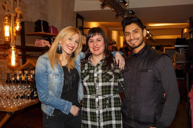 La tarde noche del jueves 22 de marzo los trabajadores, familiares, amigos y clientes de la tienda de moda Freeman compartieron un encuentro festivo para celebrar la inauguración del nuevo espacio de esta marca, ubicada en la calle Mayor 19. Un evento social en el que se respiró toda la energía de la apuesta de renovación del citado establecimiento, especializado en vaqueros.