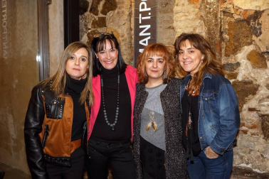 La tarde noche del jueves 22 de marzo los trabajadores, familiares, amigos y clientes de la tienda de moda Freeman compartieron un encuentro festivo para celebrar la inauguración del nuevo espacio de esta marca, ubicada en la calle Mayor 19. Un evento social en el que se respiró toda la energía de la apuesta de renovación del citado establecimiento, especializado en vaqueros.