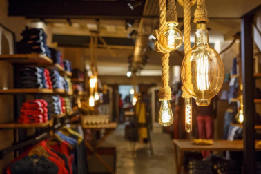 La tarde noche del jueves 22 de marzo los trabajadores, familiares, amigos y clientes de la tienda de moda Freeman compartieron un encuentro festivo para celebrar la inauguración del nuevo espacio de esta marca, ubicada en la calle Mayor 19. Un evento social en el que se respiró toda la energía de la apuesta de renovación del citado establecimiento, especializado en vaqueros.