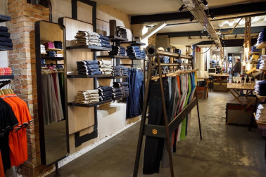 La tarde noche del jueves 22 de marzo los trabajadores, familiares, amigos y clientes de la tienda de moda Freeman compartieron un encuentro festivo para celebrar la inauguración del nuevo espacio de esta marca, ubicada en la calle Mayor 19. Un evento social en el que se respiró toda la energía de la apuesta de renovación del citado establecimiento, especializado en vaqueros.