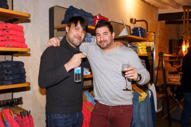 La tarde noche del jueves 22 de marzo los trabajadores, familiares, amigos y clientes de la tienda de moda Freeman compartieron un encuentro festivo para celebrar la inauguración del nuevo espacio de esta marca, ubicada en la calle Mayor 19. Un evento social en el que se respiró toda la energía de la apuesta de renovación del citado establecimiento, especializado en vaqueros.