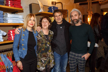 La tarde noche del jueves 22 de marzo los trabajadores, familiares, amigos y clientes de la tienda de moda Freeman compartieron un encuentro festivo para celebrar la inauguración del nuevo espacio de esta marca, ubicada en la calle Mayor 19. Un evento social en el que se respiró toda la energía de la apuesta de renovación del citado establecimiento, especializado en vaqueros.