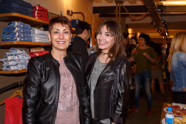 La tarde noche del jueves 22 de marzo los trabajadores, familiares, amigos y clientes de la tienda de moda Freeman compartieron un encuentro festivo para celebrar la inauguración del nuevo espacio de esta marca, ubicada en la calle Mayor 19. Un evento social en el que se respiró toda la energía de la apuesta de renovación del citado establecimiento, especializado en vaqueros.