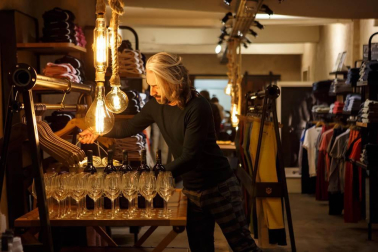 La tarde noche del jueves 22 de marzo los trabajadores, familiares, amigos y clientes de la tienda de moda Freeman compartieron un encuentro festivo para celebrar la inauguración del nuevo espacio de esta marca, ubicada en la calle Mayor 19. Un evento social en el que se respiró toda la energía de la apuesta de renovación del citado establecimiento, especializado en vaqueros.