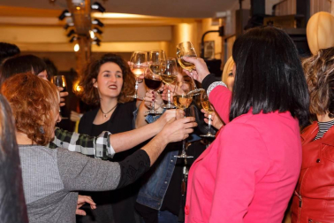 La tarde noche del jueves 22 de marzo los trabajadores, familiares, amigos y clientes de la tienda de moda Freeman compartieron un encuentro festivo para celebrar la inauguración del nuevo espacio de esta marca, ubicada en la calle Mayor 19. Un evento social en el que se respiró toda la energía de la apuesta de renovación del citado establecimiento, especializado en vaqueros.