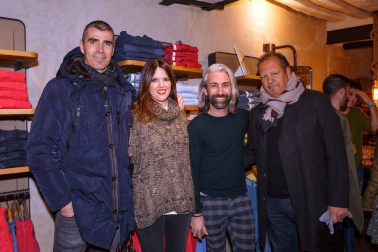 La tarde noche del jueves 22 de marzo los trabajadores, familiares, amigos y clientes de la tienda de moda Freeman compartieron un encuentro festivo para celebrar la inauguración del nuevo espacio de esta marca, ubicada en la calle Mayor 19. Un evento social en el que se respiró toda la energía de la apuesta de renovación del citado establecimiento, especializado en vaqueros.