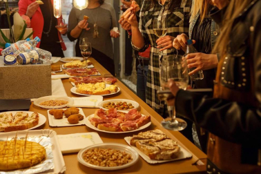 La tarde noche del jueves 22 de marzo los trabajadores, familiares, amigos y clientes de la tienda de moda Freeman compartieron un encuentro festivo para celebrar la inauguración del nuevo espacio de esta marca, ubicada en la calle Mayor 19. Un evento social en el que se respiró toda la energía de la apuesta de renovación del citado establecimiento, especializado en vaqueros.