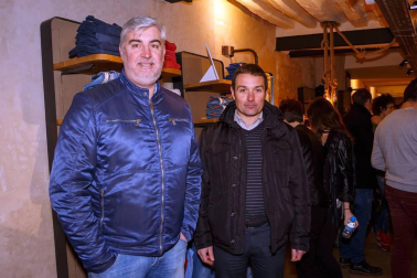 La tarde noche del jueves 22 de marzo los trabajadores, familiares, amigos y clientes de la tienda de moda Freeman compartieron un encuentro festivo para celebrar la inauguración del nuevo espacio de esta marca, ubicada en la calle Mayor 19. Un evento social en el que se respiró toda la energía de la apuesta de renovación del citado establecimiento, especializado en vaqueros.