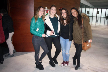 Los alumnos de cuarto de Secundaria del instituto de Orkoien, en colaboración con el colectivo Irati Antzerki Taldea, presentaron el pasado fin de semana 'Shrek, el musical'. Una forma divertida y formativa de recaudar fondos para afrontar los gastos del viaje de fin de curso y que reunió en la Casa de Cultura de Aoiz a un buen número de jóvenes espectadores.