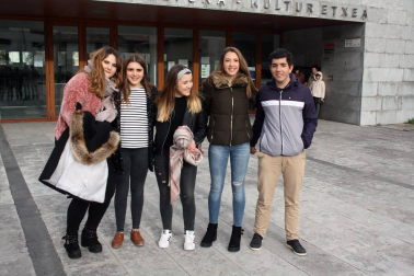 Los alumnos de cuarto de Secundaria del instituto de Orkoien, en colaboración con el colectivo Irati Antzerki Taldea, presentaron el pasado fin de semana 'Shrek, el musical'. Una forma divertida y formativa de recaudar fondos para afrontar los gastos del viaje de fin de curso y que reunió en la Casa de Cultura de Aoiz a un buen número de jóvenes espectadores.