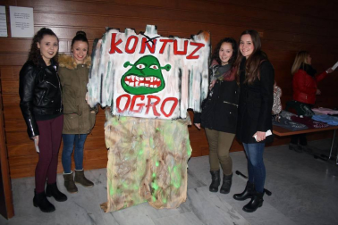 Los alumnos de cuarto de Secundaria del instituto de Orkoien, en colaboración con el colectivo Irati Antzerki Taldea, presentaron el pasado fin de semana 'Shrek, el musical'. Una forma divertida y formativa de recaudar fondos para afrontar los gastos del viaje de fin de curso y que reunió en la Casa de Cultura de Aoiz a un buen número de jóvenes espectadores.
