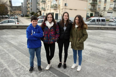 Los alumnos de cuarto de Secundaria del instituto de Orkoien, en colaboración con el colectivo Irati Antzerki Taldea, presentaron el pasado fin de semana 'Shrek, el musical'. Una forma divertida y formativa de recaudar fondos para afrontar los gastos del viaje de fin de curso y que reunió en la Casa de Cultura de Aoiz a un buen número de jóvenes espectadores.