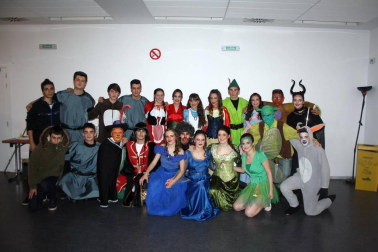 Los alumnos de cuarto de Secundaria del instituto de Orkoien, en colaboración con el colectivo Irati Antzerki Taldea, presentaron el pasado fin de semana 'Shrek, el musical'. Una forma divertida y formativa de recaudar fondos para afrontar los gastos del viaje de fin de curso y que reunió en la Casa de Cultura de Aoiz a un buen número de jóvenes espectadores.
