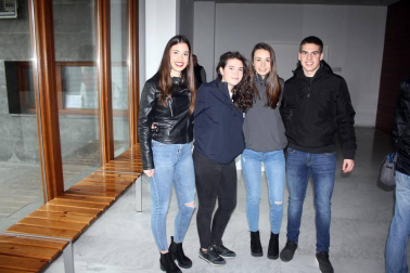 Los alumnos de cuarto de Secundaria del instituto de Orkoien, en colaboración con el colectivo Irati Antzerki Taldea, presentaron el pasado fin de semana 'Shrek, el musical'. Una forma divertida y formativa de recaudar fondos para afrontar los gastos del viaje de fin de curso y que reunió en la Casa de Cultura de Aoiz a un buen número de jóvenes espectadores.