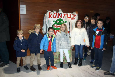 Los alumnos de cuarto de Secundaria del instituto de Orkoien, en colaboración con el colectivo Irati Antzerki Taldea, presentaron el pasado fin de semana 'Shrek, el musical'. Una forma divertida y formativa de recaudar fondos para afrontar los gastos del viaje de fin de curso y que reunió en la Casa de Cultura de Aoiz a un buen número de jóvenes espectadores.
