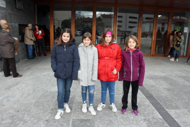 Los alumnos de cuarto de Secundaria del instituto de Orkoien, en colaboración con el colectivo Irati Antzerki Taldea, presentaron el pasado fin de semana 'Shrek, el musical'. Una forma divertida y formativa de recaudar fondos para afrontar los gastos del viaje de fin de curso y que reunió en la Casa de Cultura de Aoiz a un buen número de jóvenes espectadores.