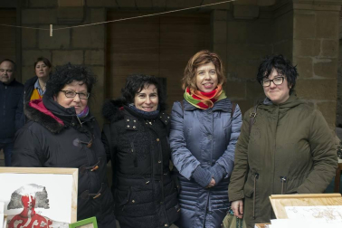 La XXXI Feria de artesanía Ciudad de Viana, organizada por la Fundación Erentzun, animó la céntrica plaza de los Fueros de esta localidad el domingo 25 de marzo. Además, como en años anteriores, la plaza del Coso también se sumó a la fiesta con su propuesta de pinchos, sidra y vino y la puesta en marcha de talleres tanto para los más pequeños como para adultos.