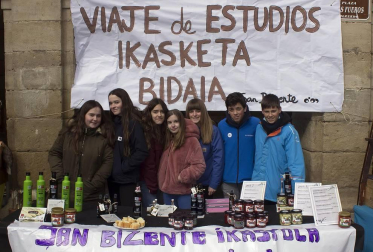 La XXXI Feria de artesanía Ciudad de Viana, organizada por la Fundación Erentzun, animó la céntrica plaza de los Fueros de esta localidad el domingo 25 de marzo. Además, como en años anteriores, la plaza del Coso también se sumó a la fiesta con su propuesta de pinchos, sidra y vino y la puesta en marcha de talleres tanto para los más pequeños como para adultos.