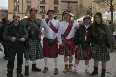La XXXI Feria de artesanía Ciudad de Viana, organizada por la Fundación Erentzun, animó la céntrica plaza de los Fueros de esta localidad el domingo 25 de marzo. Además, como en años anteriores, la plaza del Coso también se sumó a la fiesta con su propuesta de pinchos, sidra y vino y la puesta en marcha de talleres tanto para los más pequeños como para adultos.